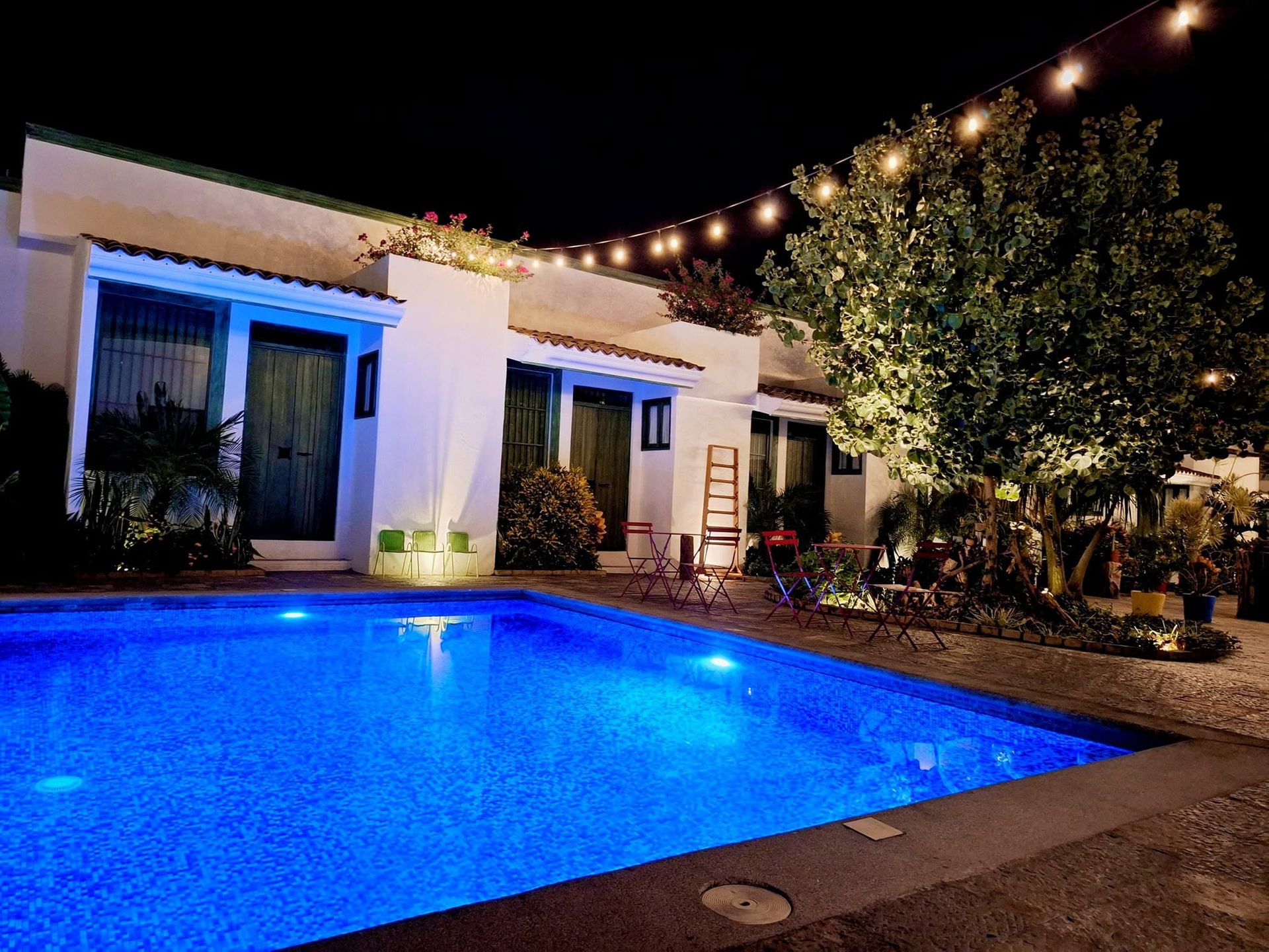 Alberca iluminada de noche