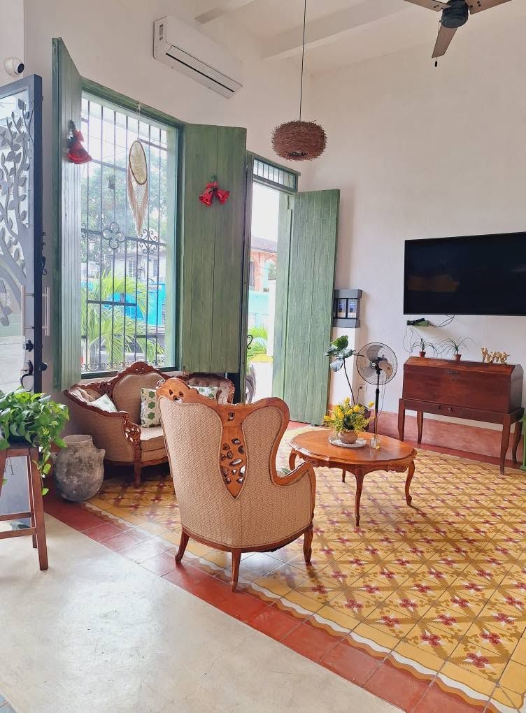 Sala con muebles antiguos y piso de pasta