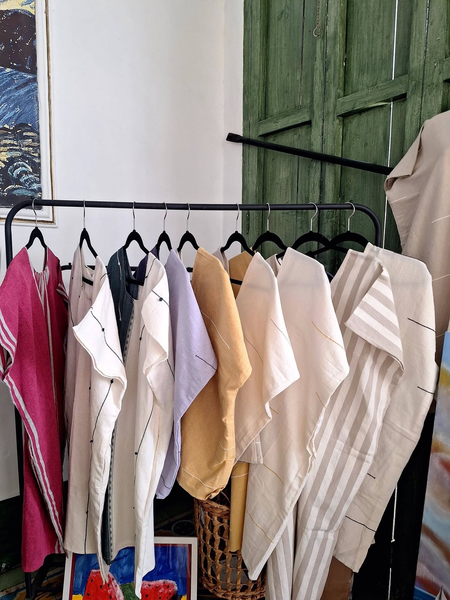 Ropa de lino en perchero