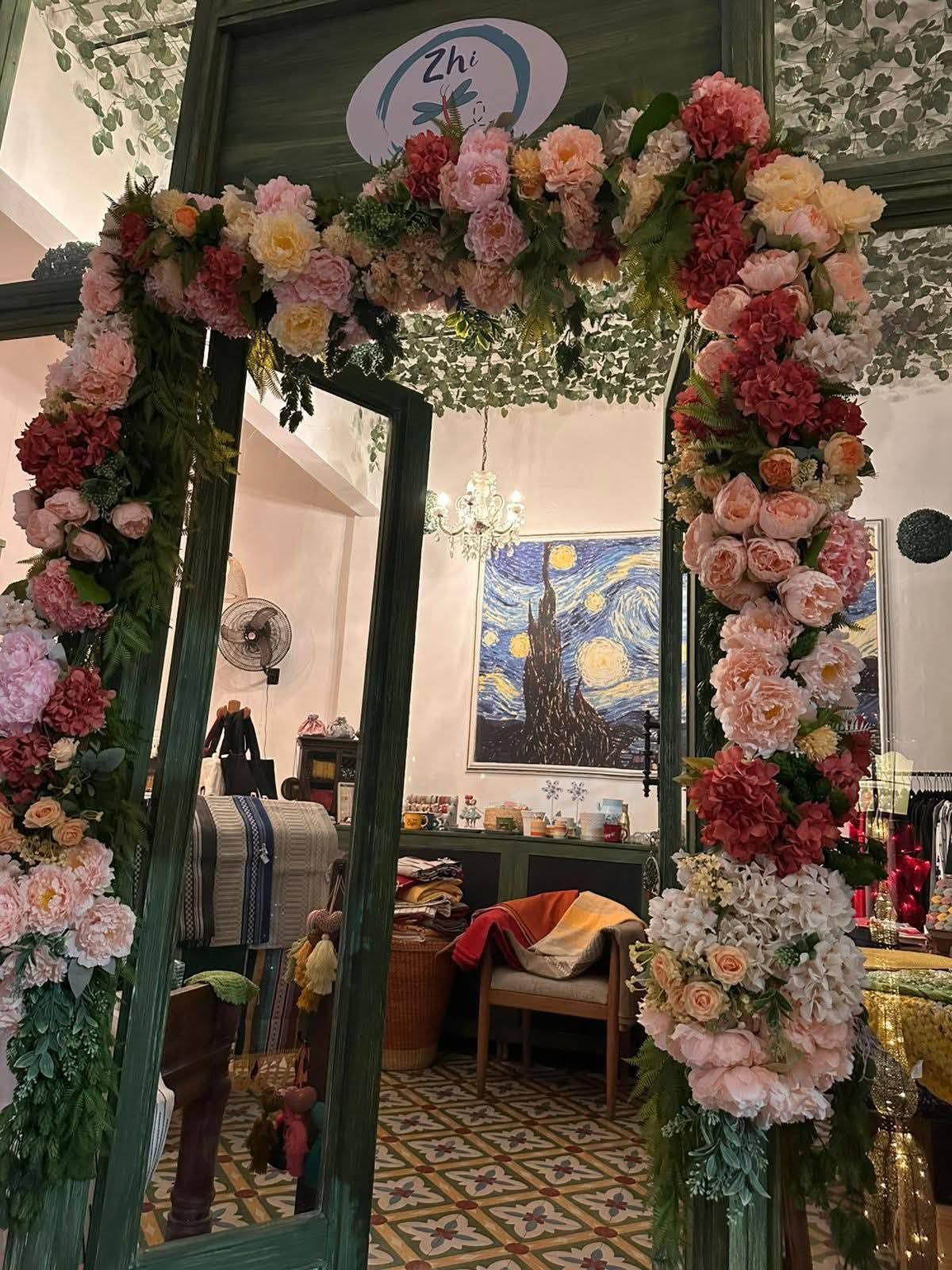 Entrada floral de la boutique Zhi