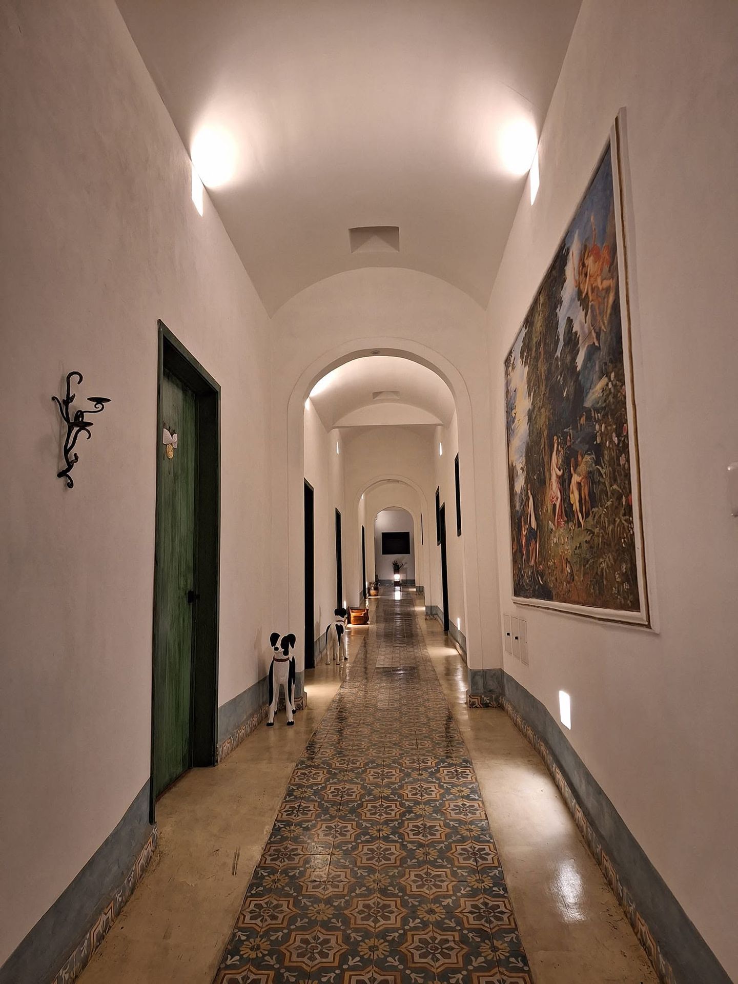 Pasillo abovedado con arte y piso de pasta