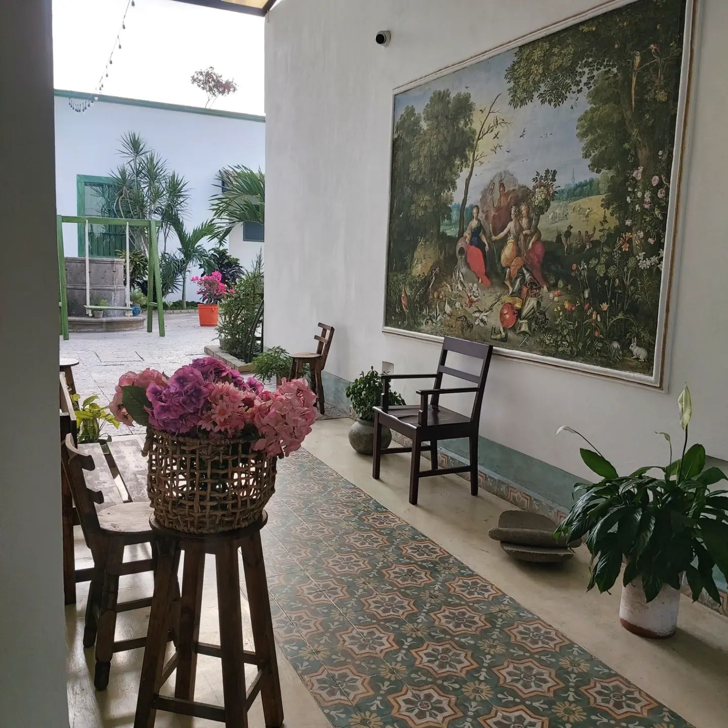 Pasillo con pintura al óleo y flores