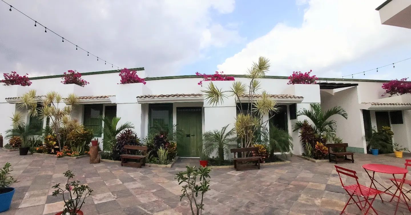 Patio interior con plantas y habitaciones blancas