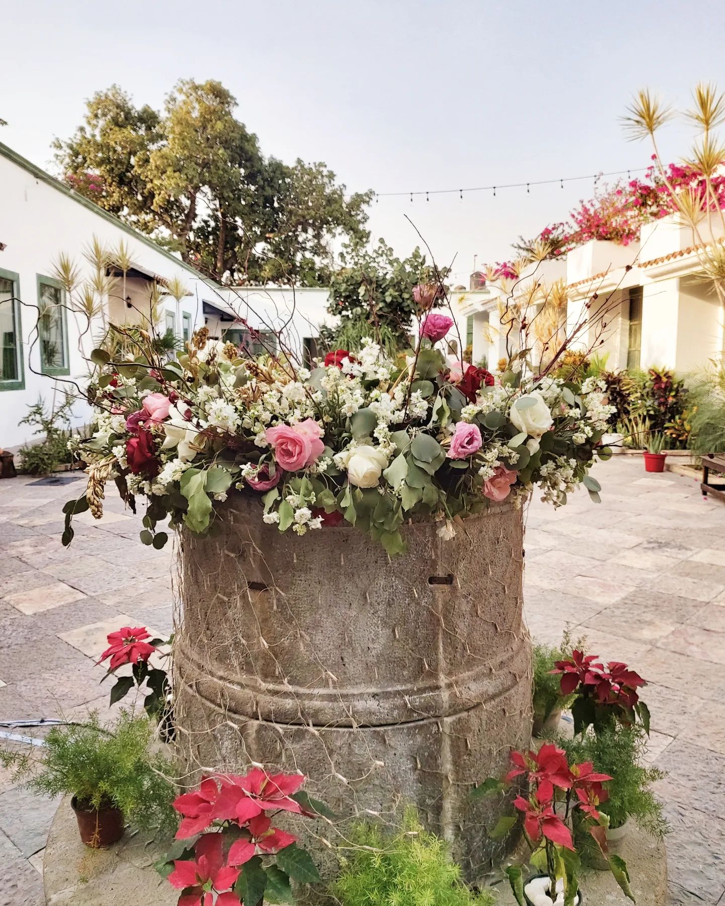 Antiguo pozo decorado con flores