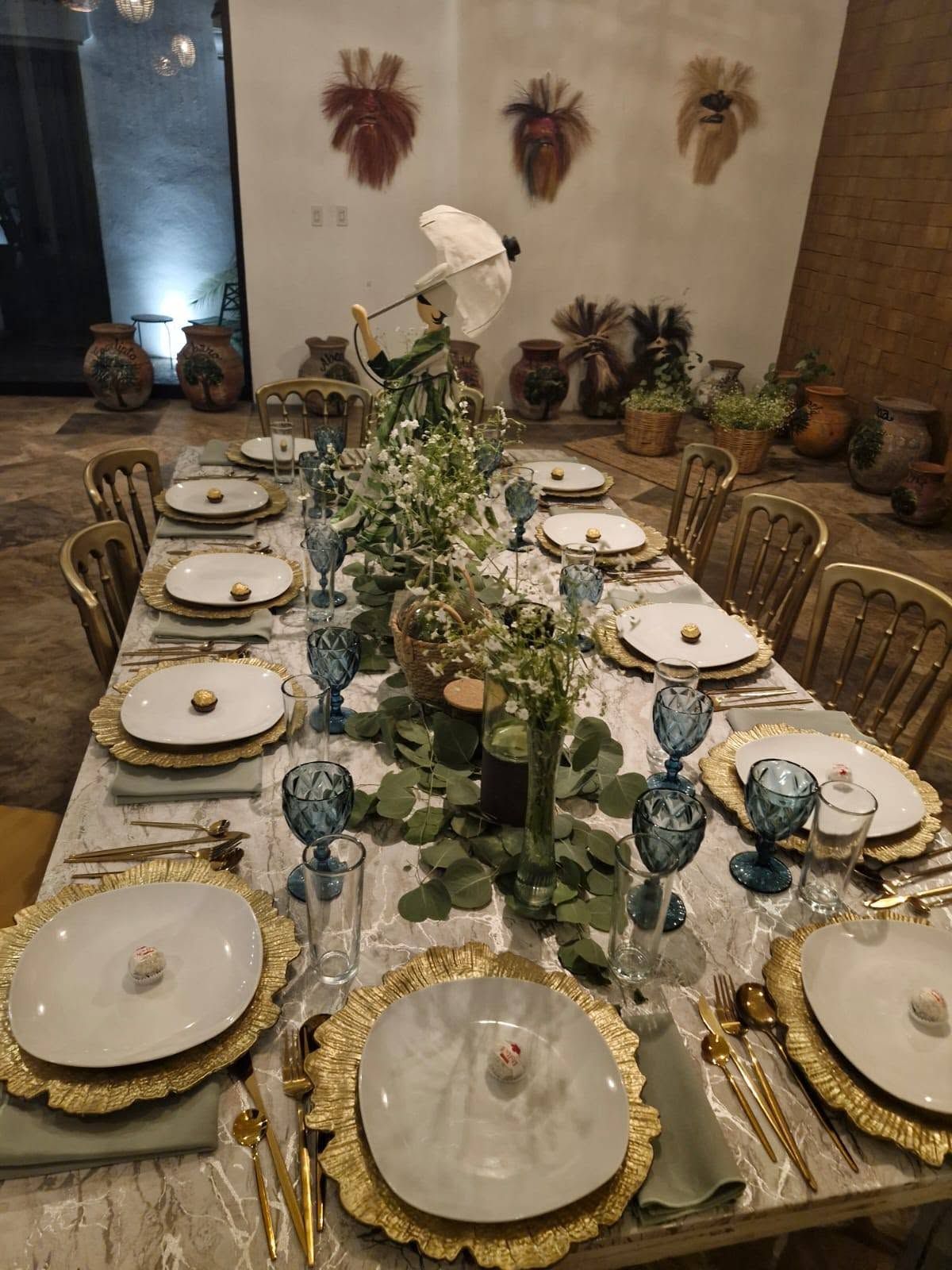 Detalle de montaje con platos dorados