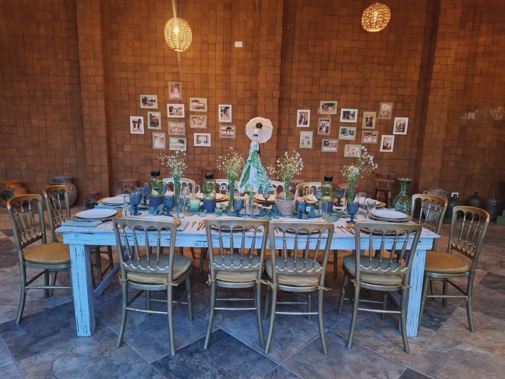 Mesa decorada en el salón