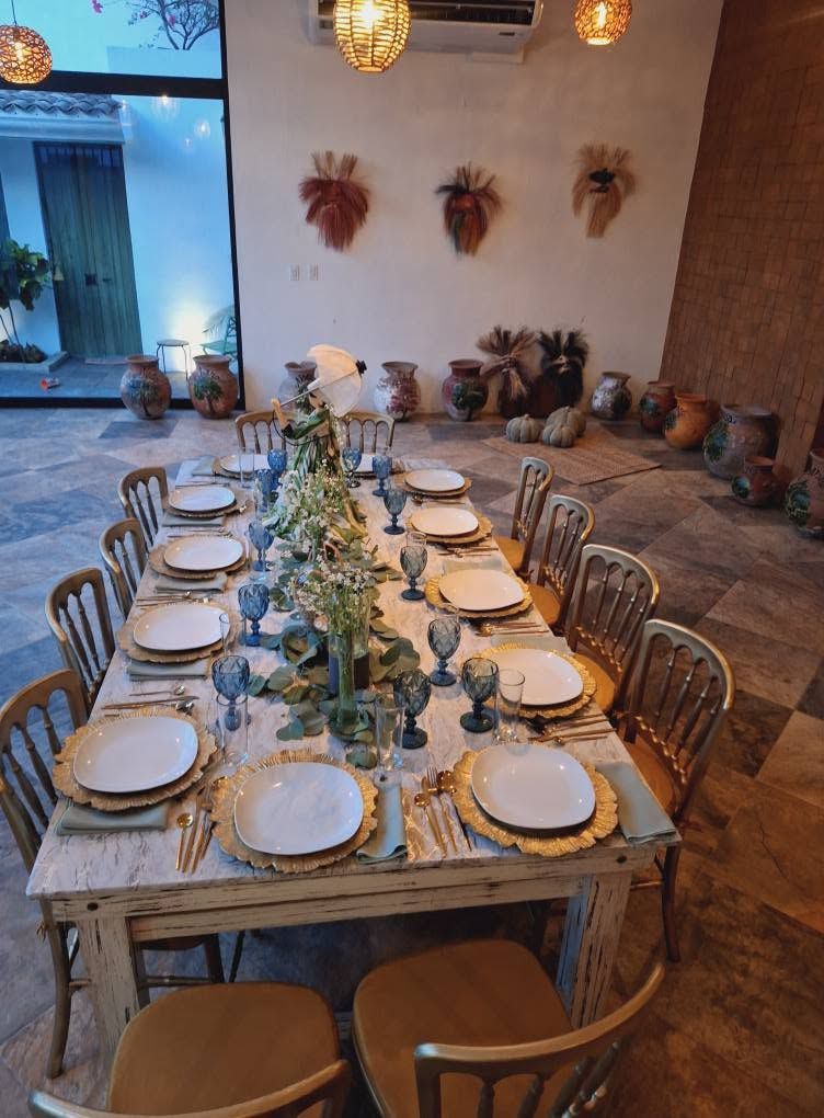 Mesa larga montada para evento