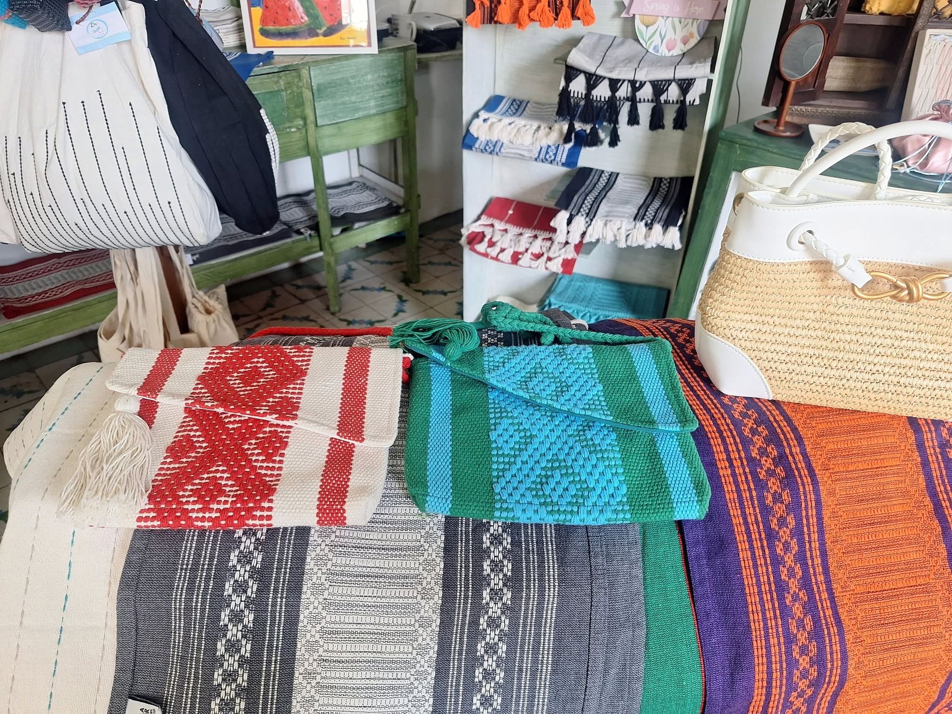 Textiles bordados de colores