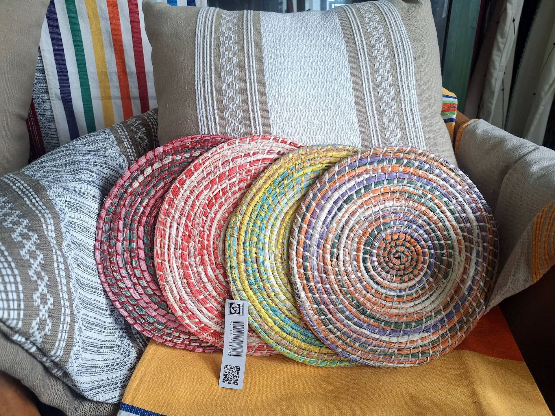 Tortilleros y tapetes de palma de colores