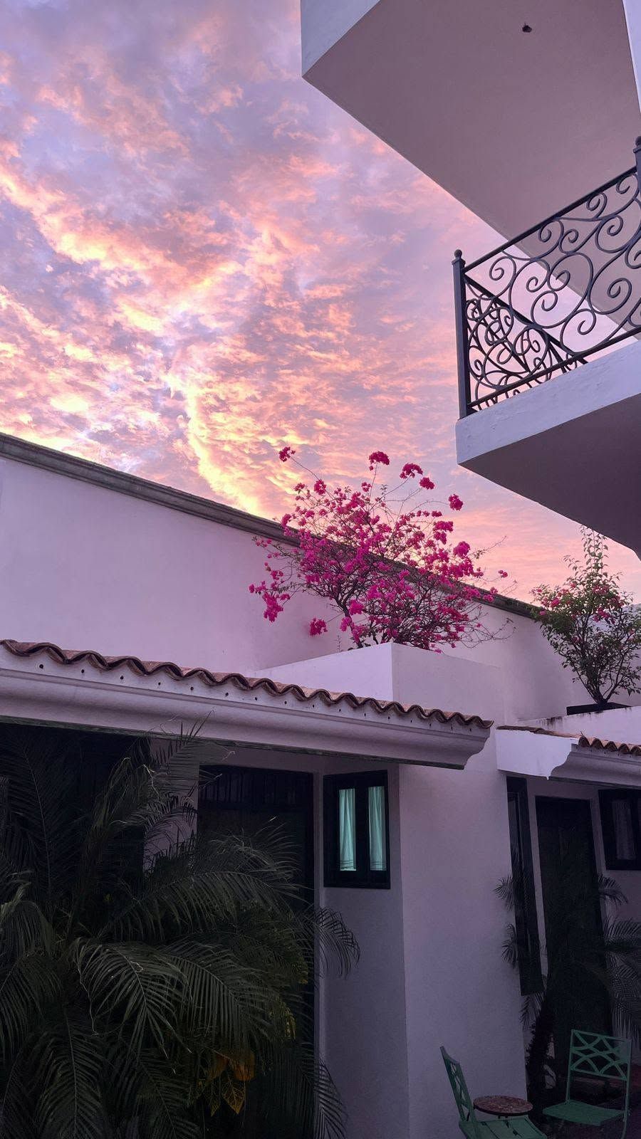 Atardecer rosado sobre el hotel
